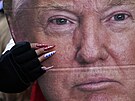 Zachrate Ameriku. Lepenkový portrét Donalda Trumpa na pochodu jeho stoupenc...