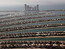 Pohled na luxusní vily na umlých ostrovech v Dubaji. Výstavba Palm Islands...