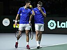 Novak Djokovi (vlevo) a Filip Krajinovi se radí bhem semifinálové tyhry...