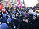 V Paíi protestovaly tisíce lidí proti kandidátovi na francouzského prezidenta...