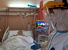 Zdravotník peuje o pacienta s koronavirem v nemocnici v polských Gliwicích....