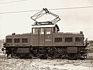Druhý vyrobený exemplá elektrická lokomotiva ady E424.0 na tovární fotografii...