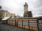 Na Staromstském námstí v Praze probhlo bourání a demontování stánk...