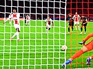Sébastien Haller z Ajaxu otevírá skóre v zápase Ligy mistr proti Sportingu...