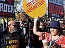 Odprci a podporovatelé práva na potrat se stetli, zatímco Nejvyí soud USA...