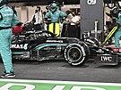 Lewis Hamilton z Mercedesu zastavuje v boxech bhem Velké ceny Saúdské Arábie.