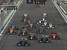 Start Velké ceny Saúdské Arábie, na první pozici jede Lewis Hamilton z...