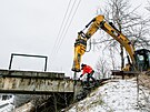 Zchtral most u Chotkova pracovnci o vkendu zbourali.