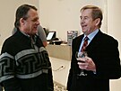 Petr Uhl a Václav Havel po tiskové konferenci. /17. února 2004)