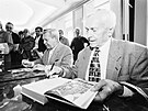 Cestovatelé Jiří Hanzelka a Miroslav Zikmund  (22. dubna 1997)