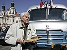 Cestovatel Miroslav Zikmund s Tatrou 805 v Praze na Staroměstské náměstí