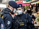 Policejn hldky kontroluj stnky na Havelskm triti v Praze. (3. prosince...