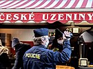 Policejn hldky kontroluj stnky na Havelskm triti v Praze. (3. prosince...