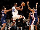 Alec Burks z New York Knicks prochází obranou Brooklyn Nets.