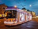 Speciln vyzdoben tramvaj brzd ulicemi Plzn. (1. 12. 2021)