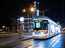 Letos brázdí Plzní takto vyzdobená vánoní tramvaj.