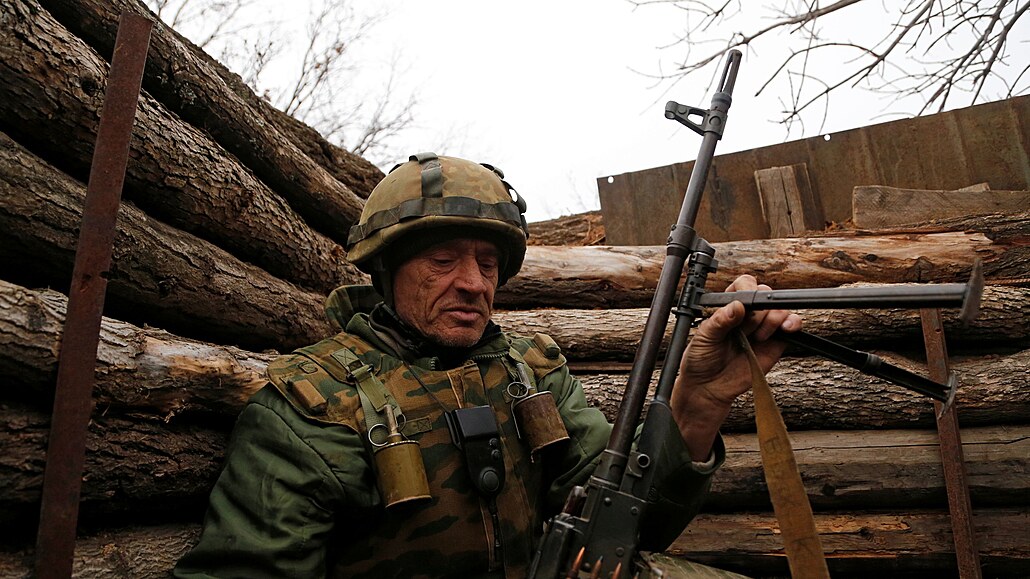 Bojovník Luhanské lidové republiky v zákopech u obce Kirovsk (1. prosince 2021)