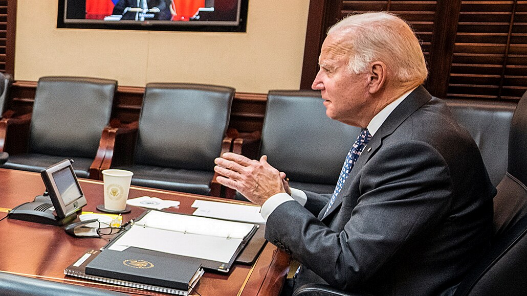 Americký prezident Joe Biden bhem videokonference s ruským protjkem...
