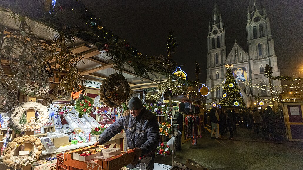 Také trhovci na pražském náměstí Míru museli své stánky kvůli...