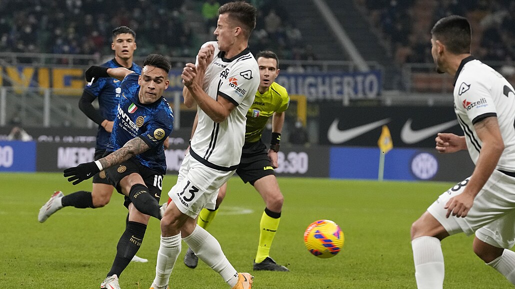 Lautaro Martínez z Interu Milán střílí v utkání proti Spezii.