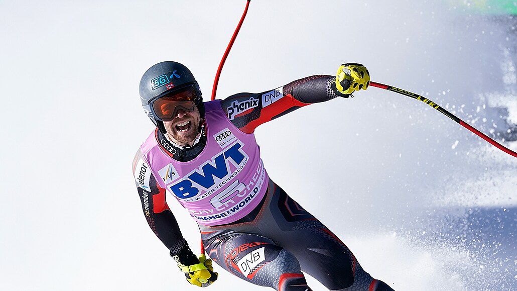 Norský lyžař Aleksander Aamodt Kilde oslavuje triumf v Superobřím slalomu...