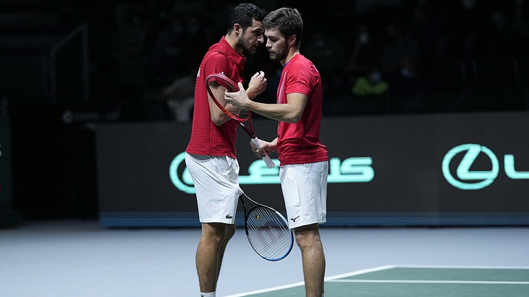Mate Pavič (vlevo) a Nikola Mektič se domluvají v semifinále Davis Cupu.