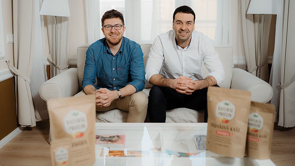 Václav Bubla a Tomáš Michek z Karlových Varů vyrábějí proteinové doplňky stravy.