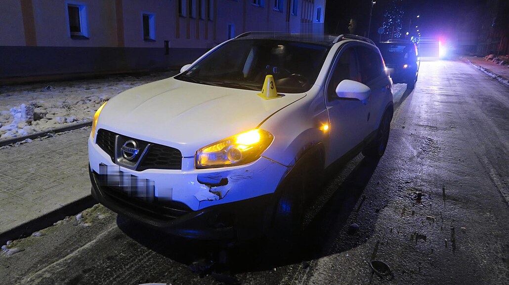 Řidič na Sokolovsku vyjel s namrzlým čelním sklem a naboural dvě auta.
