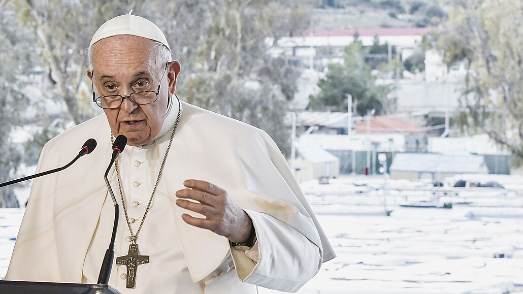 Papež František navštívil uprchlický tábor na ostrově Lesbos. (5. prosince 2021)