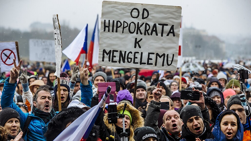 Na pražské Letenské pláni se sešly tisíce odpůrců vládních covidových opatření....