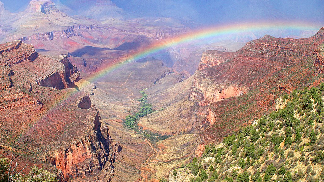 Monumentální prohlubeň Grand Canyon v USA stíháme po dešti, s duhou a s...