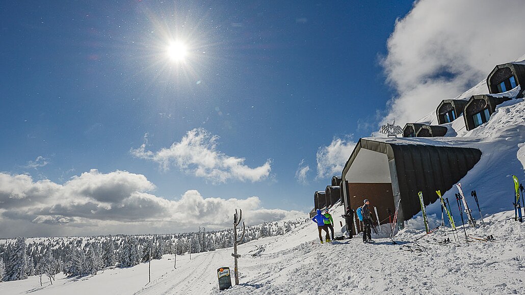 Horská sluba varuje ped ledovkou a náledím, turisté by se mli vyhnout túrám po takzvané letní cest mezi chatou Výrovka (na snímku) a Památníkem obtem hor.