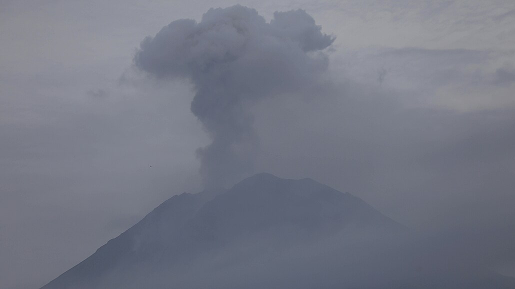 Nejvyšší sopka Semeru na ostrově Jáva v Indonésii chrlila popel, spalující plyn...