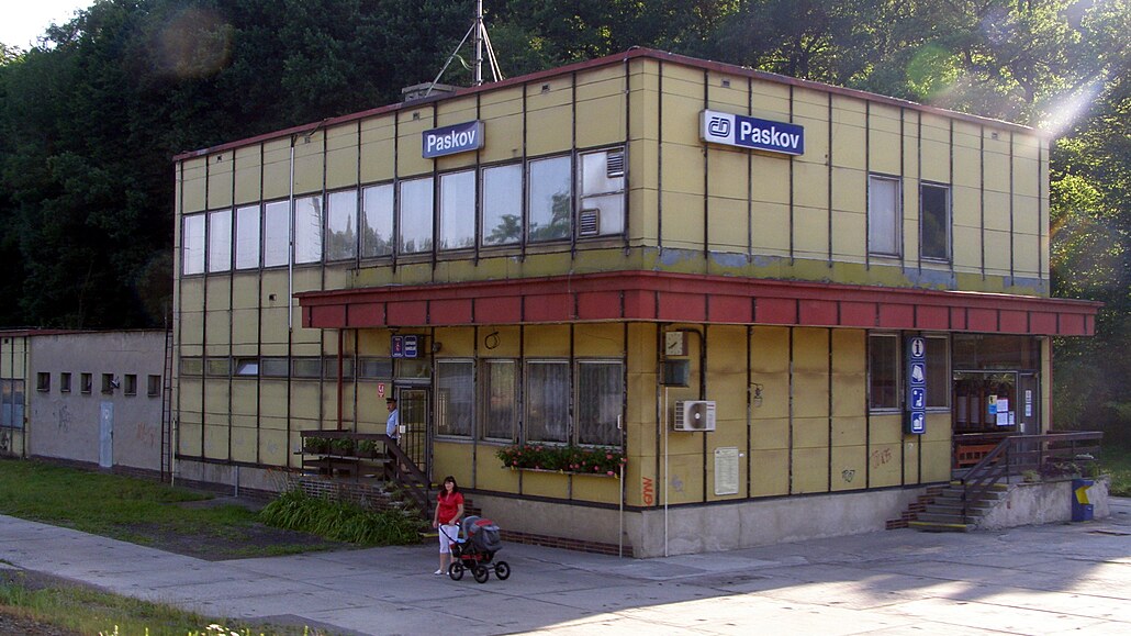 Výpravní budova železniční stanice v Paskově na Frýdecko-Místecku.
