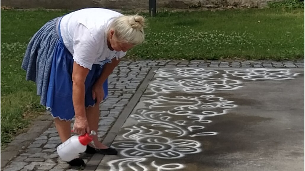 Pískové ornamenty ohromily Masaryka, v pár obcích Moravy se drží dodnes