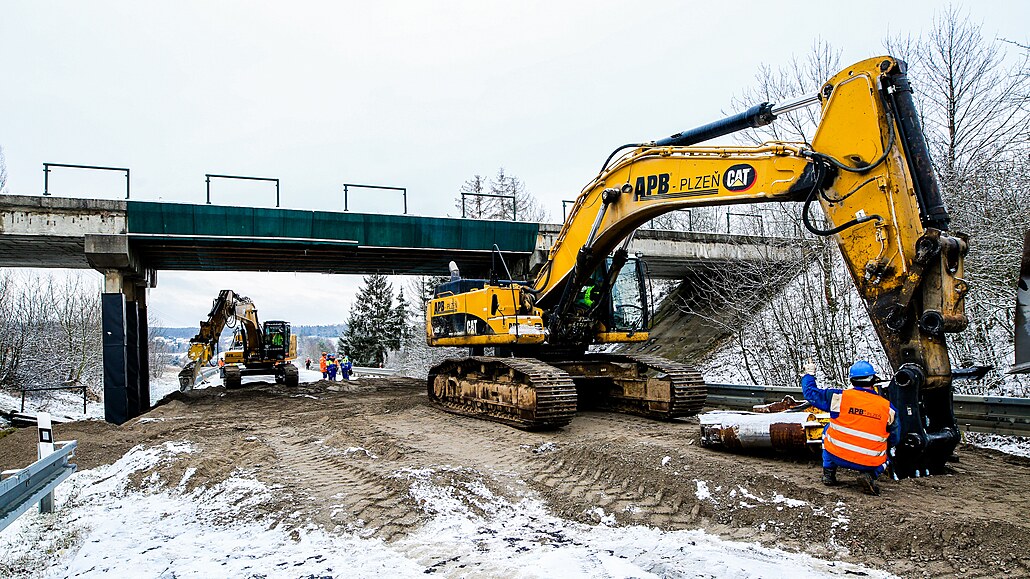 Zchátralý most u Chotíkova zbourali, nahradí ho lávka pro pěší a cyklisty