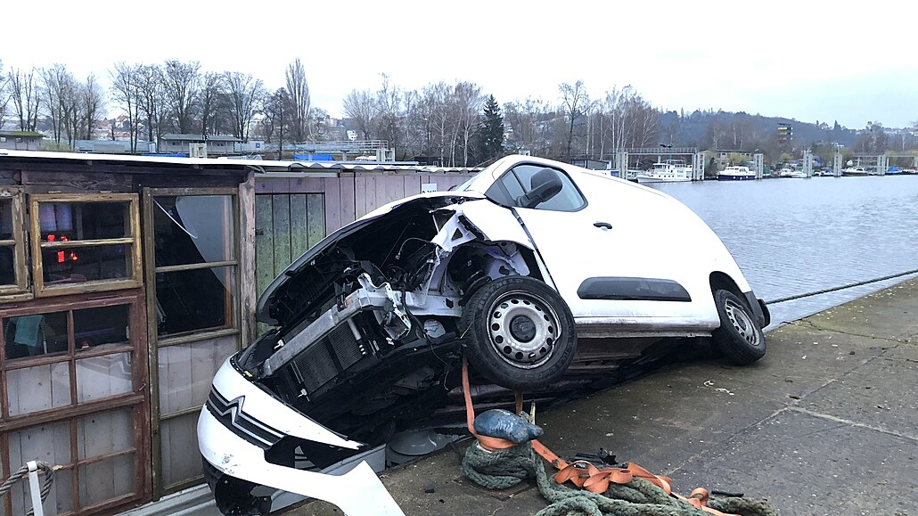 Dodávka prorazila zábradlí, pádu auta do Vltavy zabránil náraz do lodi
