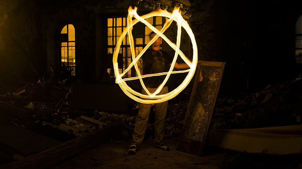 Figurant maluje do vzduchu ohnivý magický symbol zvaný pentákl, který využíval...