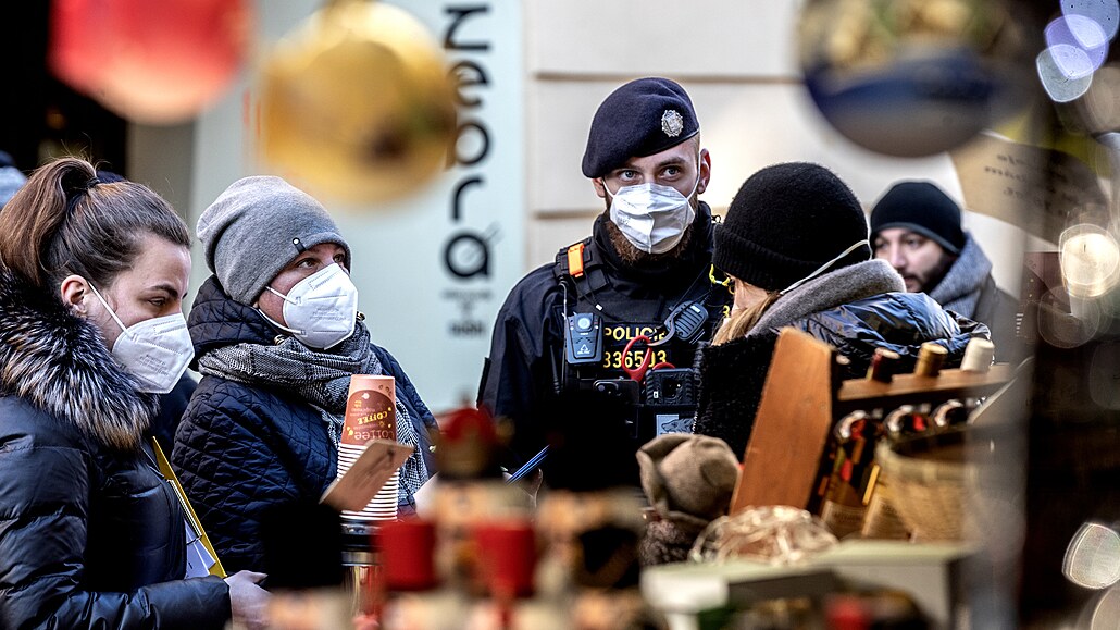 Policejní hlídky kontrolují stánky na Havelském tržišti v Praze. (3. prosince...