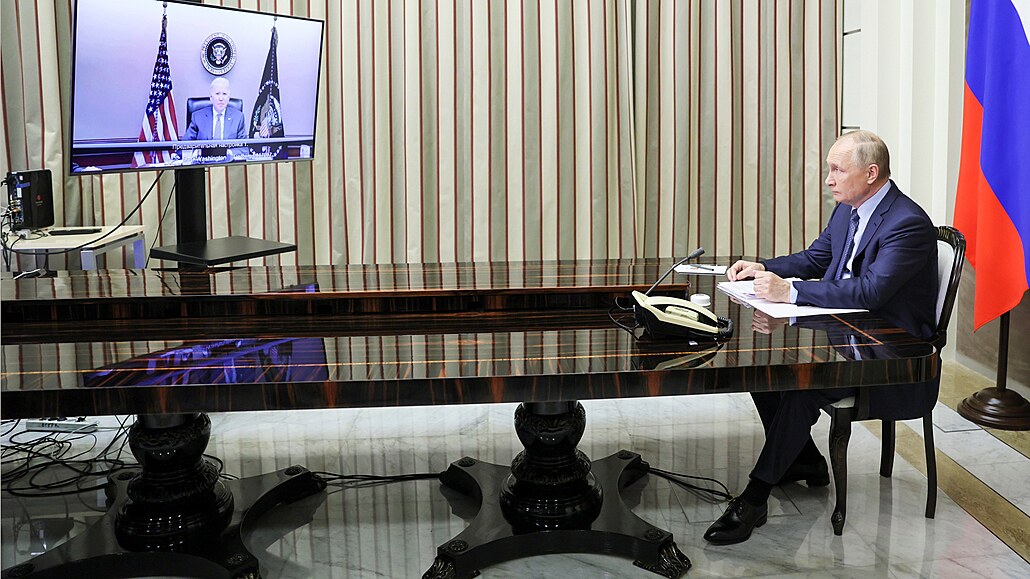 Ruský prezident Vladimir Putin ve své kanceláři  během bilaterálního setkání s...