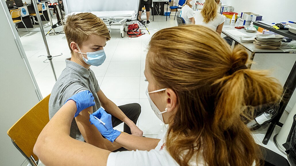 Alespoň první dávku očkování má na jižní Moravě 19 019 dětí od 12 do 15 let, to...