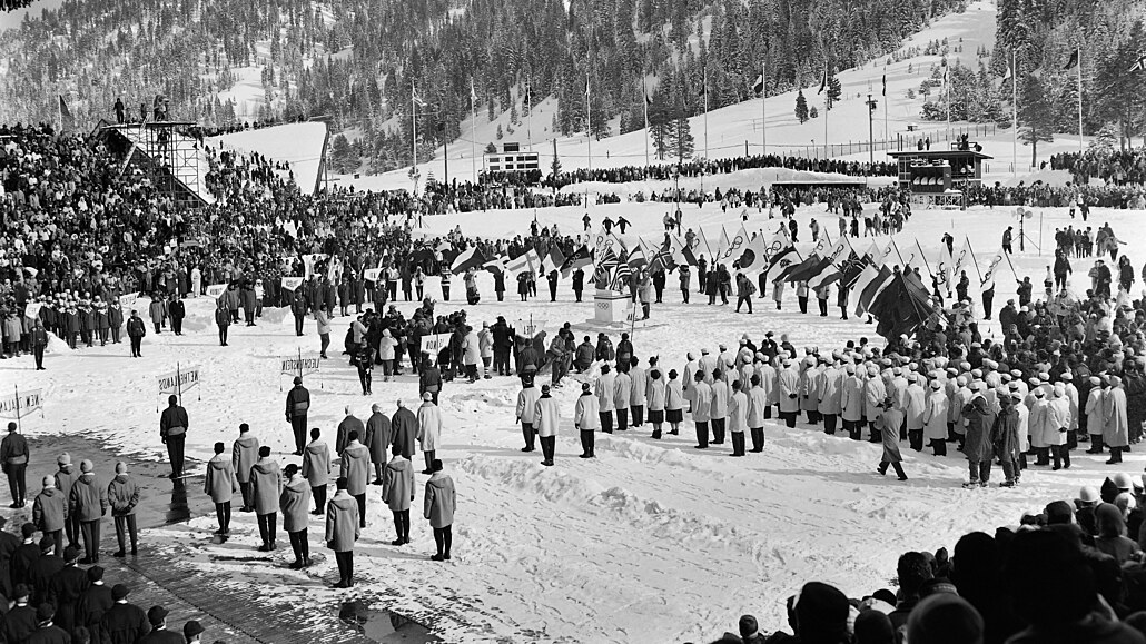 Momentka ze zahájení zimních olympijských her 1960 ve Squaw Valley.
