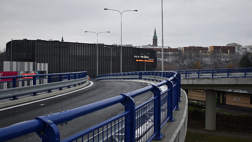 Od jara trvající oprava nájezdových ramp k hale Polárka skončila.