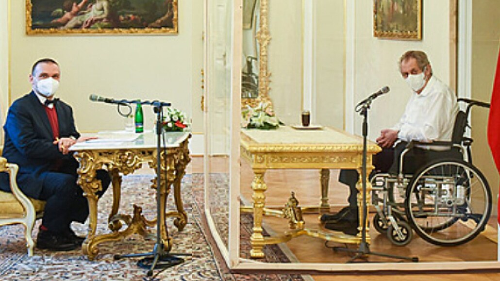Prezident Miloš Zeman má větší stůl než kandidáti na ministry. A sedí o trochu...