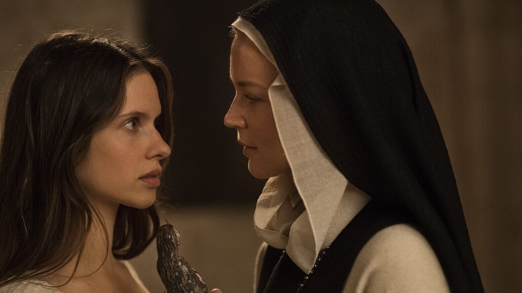 Daphne Patakia a Virginie Efira ve filmu Benedetta