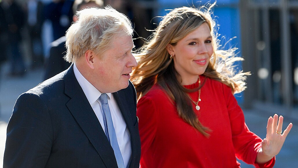 Britský premiér Boris Johnson a jeho manželka Carrie (Manchester, 6. listopadu...
