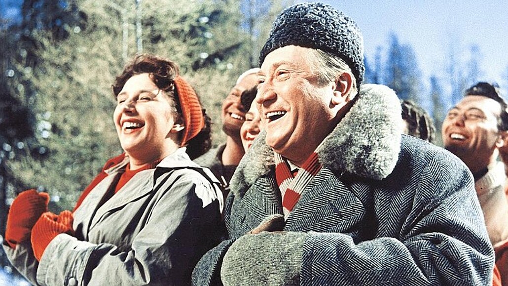 Stella Zázvorková a Jaroslav Marvan ve filmu And�l na horách (1955)