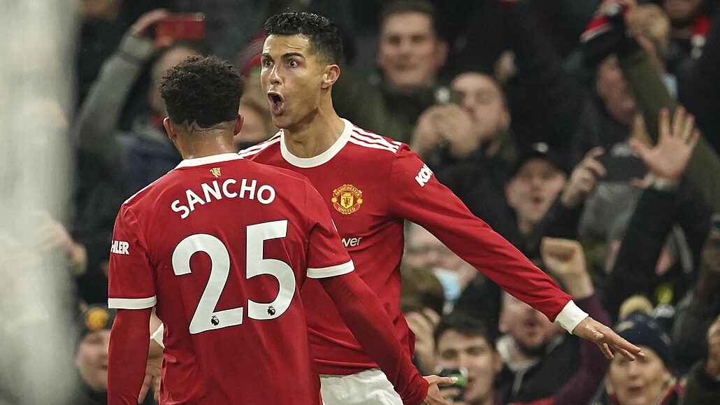 Cristiano Ronaldo (vpravo) a Jadon Sancho oslavují gól Manchesteru United.
