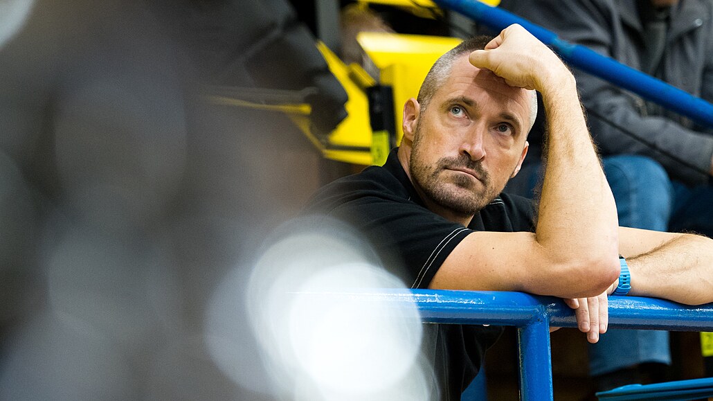 Tomá� Hrubý, generální mana�er Slunety Ústí nad Labem, vykázaný na tribunu.