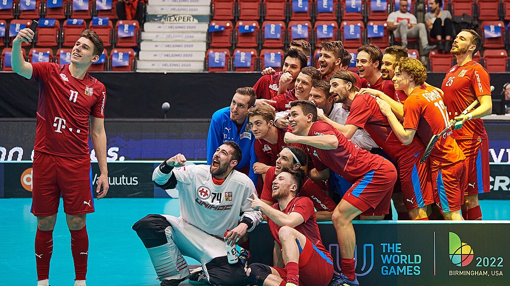 Čeští florbalisté se radují po postupu do světového semifinále.